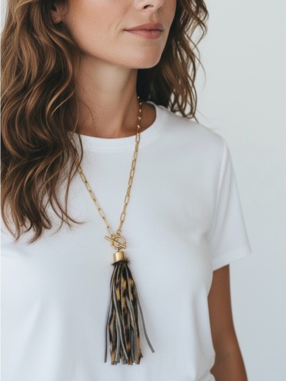 ELEGANT GOLD-TONE PAPERCLIP CHAIN NECKLACE WITH GOLD/BLACK TASSEL